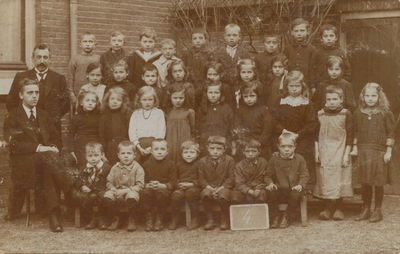 860945 Groepsportret (klassefoto) van de 4e klas van de Nederlands-hervormde Gemeenteschool nr. 2 (Waterstraat 27) in ...